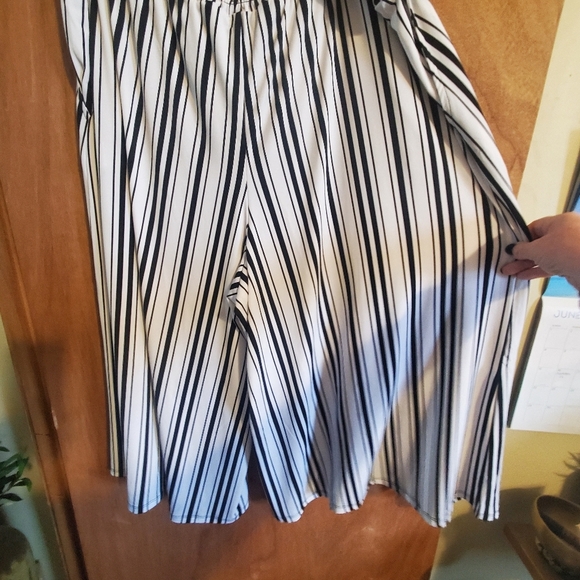 LANE BRYANT NWT WIDE LEGS PULL ON . SZ 18/20 BLACK WHITE STRIPES. CROP - Picture 7 of 11